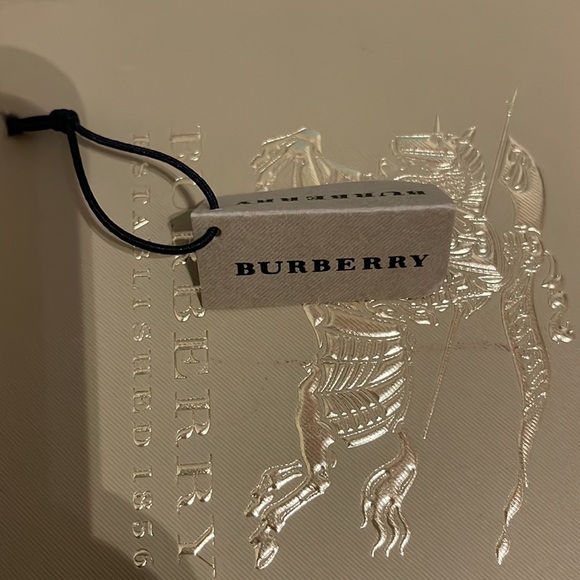 Real Burberry watch in gold with leather printed strap. - Picture 6 of 7